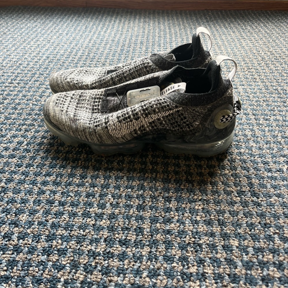 Men’s size 8 vapormax flyknit. Good condition.